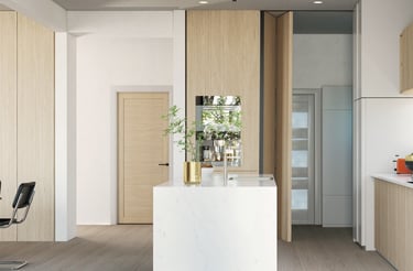 Une cuisine avec une table et des chaises.