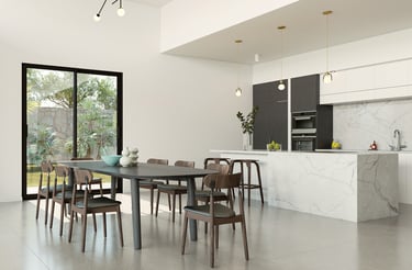 Une salle à manger avec une table et des chaises