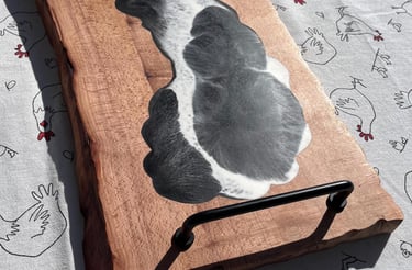 Plateau en bois massif  recyclé et résine époxy incrustée avec poignée moderne en metal noir 