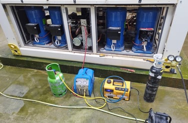 Equipo de recuperación de gas freón, realizando recuperación de gas en una central de refrigeración.