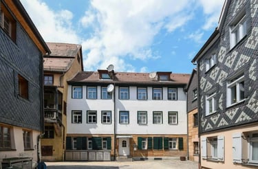 Historischer Innenhof mit gepflegtem Mehrfamilienhaus in der Fürther Altstadt – traditionelle Fassaden und ruhige Wohnlage.