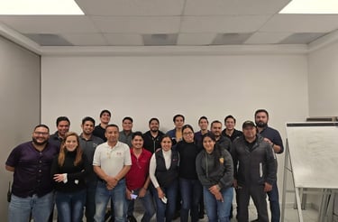 Fotografía grupal de un equipo de trabajo reunido en el aula tras concluir su capacitación empresar