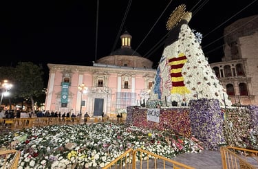 Manto de flores Virgen de los Desamparados en fallas. Plaza de la Virgen Valencia