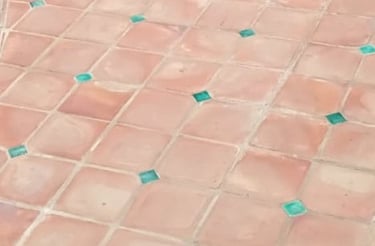 Carreaux terre cuite et cabochons verts