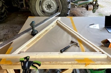 Ein Arbeitstisch mit Werkzeugen und einem Rahmen zum Bau von Dreiecken für einen Geodom