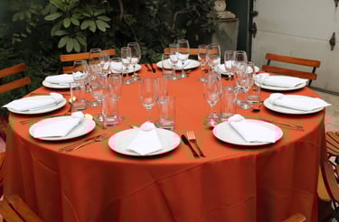 Alquiler de mesas con mantel y sillas