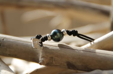 bracelet avec perle de Tahiti et perles en argent montées sur un lien noir