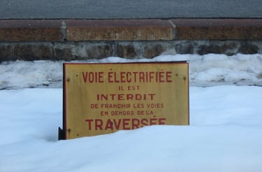 panneau de gare sous la neige