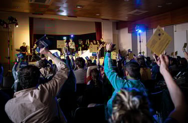 Photo de scène depuis le public avec cartons de vote match d'impro