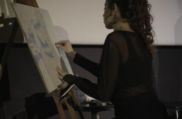Foto de IDHG pintando en directo en el show de Clara Carusa "Personas sin problemas pero con problemas"