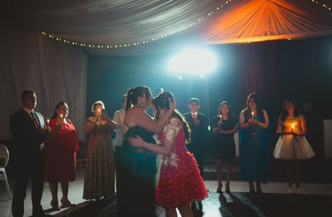 Baile de madre con su hija quinceañera en Quito, Ecuador, colores azul y naranja