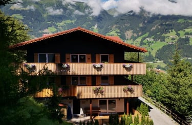 Aussenansicht der Huber's Lodge am Hainzenberg im Sommer