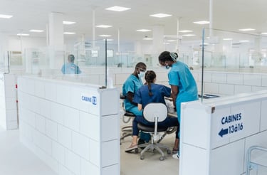 Des dentistes en blouse médicale, travaillant ensemble dans le cabinet dentaire de Yaoundé bastos