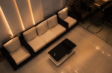 Ambiente corporativo elegante diseñado para reuniones y atención profesional a clientes y partners