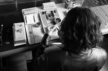 créatrice française en train de créer des bijoux en matière naturelle 