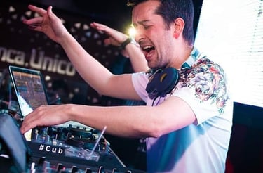 DJ para eventos, operando el controlador en una discoteca.