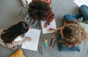 Un groupe d'enfants créatifs dans un atelier d'art-thérapie