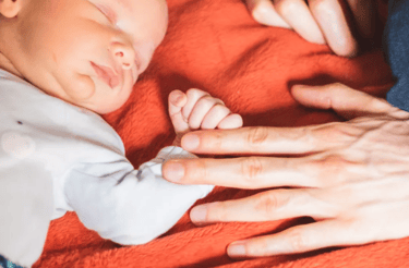photographe de naissance à domicile, style lumineux et naturel