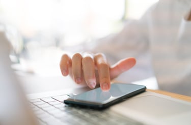 mão com telefone celular a ligar