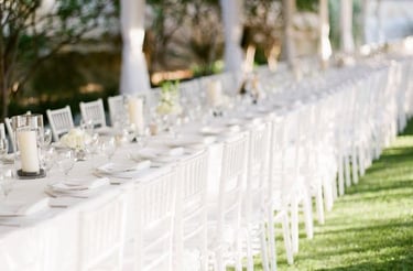 Sillas y mesas decoradas debajo de carpas el paso diamond events