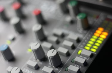 table de mixage analogique avec arrière plan flou