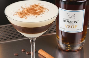 Cocktails cognac, verre a martini avec cocktail en plusieurs couches distinctes 