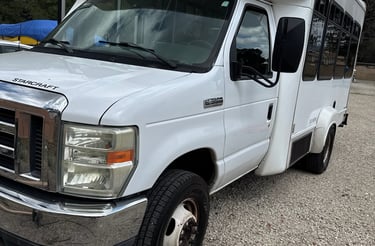 Rent a mobile dog grooming mini-bus from rentagroomingvan.com