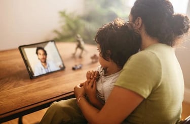 Padre e hijo en consulta médica online por videollamada - seguro de salud Allianz con telemedicina e