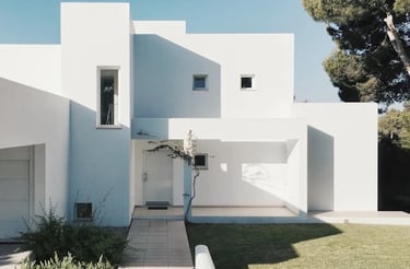 Casa moderna con jardín protegida con seguro de hogar Allianz - encuentra tu cobertura ideal en Murc