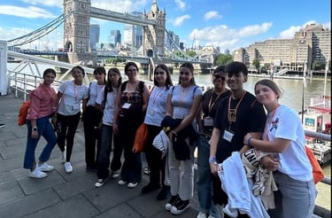 Un grupo de estudiantes de Priegoenglish por Londres, con el Tower Bridge al fondo.
