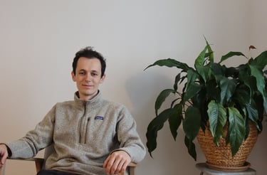 Psychologe Bruno Amanshauser in seiner Praxis sitzend