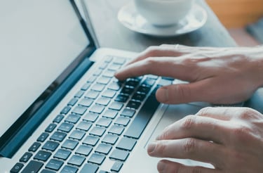 Persona che scrive un messaggio al nutrizionista