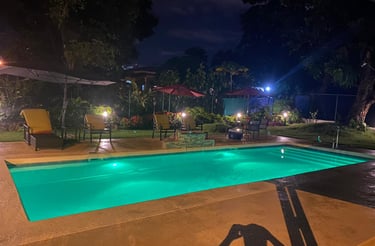 Piscina con luminarias sumergidas