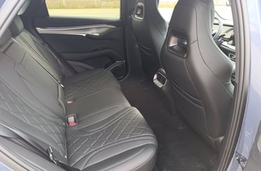 Banquette arrière spacieuse et confortable d'un VTC à Narbonne