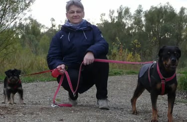 Tierheilpraktikerin Magda Sikorska mit Hund – mobile Tierheilpraxis Hannover