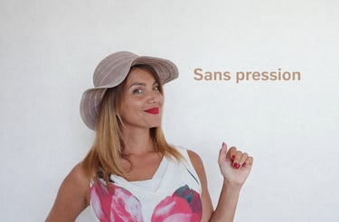 Formatrice d’italien détendue avec un chapeau, accompagnée du texte « Sans pression », apprentissage