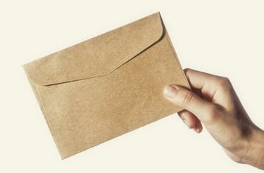 Carta siendo entregada.