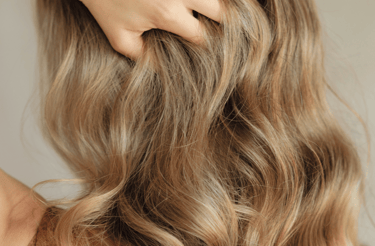 mujer tocándose la melena