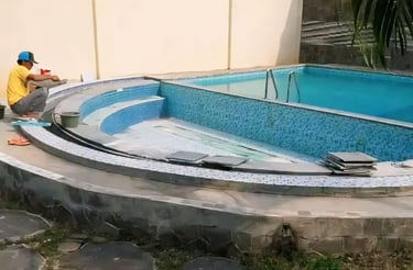 Kolam renang minimalis yang memiliki sekat untuk kolam renang anak.