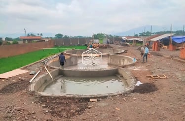 Tim DayanaPool sedang melakukan pengerjaan struktur beton bertulang untuk pembangunan kolam renang.