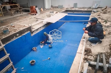 Tim DayanaPool sedang melakukan pengerjaan struktur beton bertulang untuk pembangunan kolam renang.