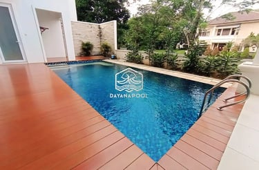 Kolam renang mewah overflow dengan finishing mozaik kuda laut