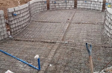 Tulang baja dalam konstruksi kolam renang.