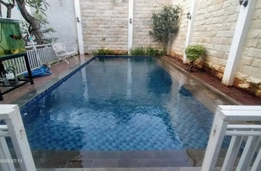 Tampilan rumah mewah dengan kolam renang yang estetis, menunjukkan peningkatan nilai properti.