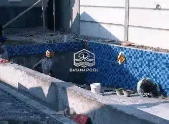 Tim DayanaPool sedang melakukan pengerjaan struktur beton bertulang untuk pembangunan kolam renang.