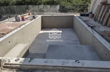 Tim DayanaPool sedang melakukan pengerjaan struktur beton bertulang untuk pembangunan kolam renang.