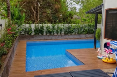 Kolam renang pribadi dengan finishing batu alam.