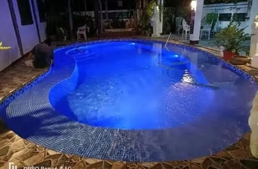 Kolam renang pribadi bergaya modern di Bandung, menciptakan suasana liburan setiap hari.