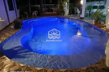 kolam renang dengan cahaya biru di malam hari