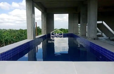 Kolam renang pribadi dengan finishing batu alam.